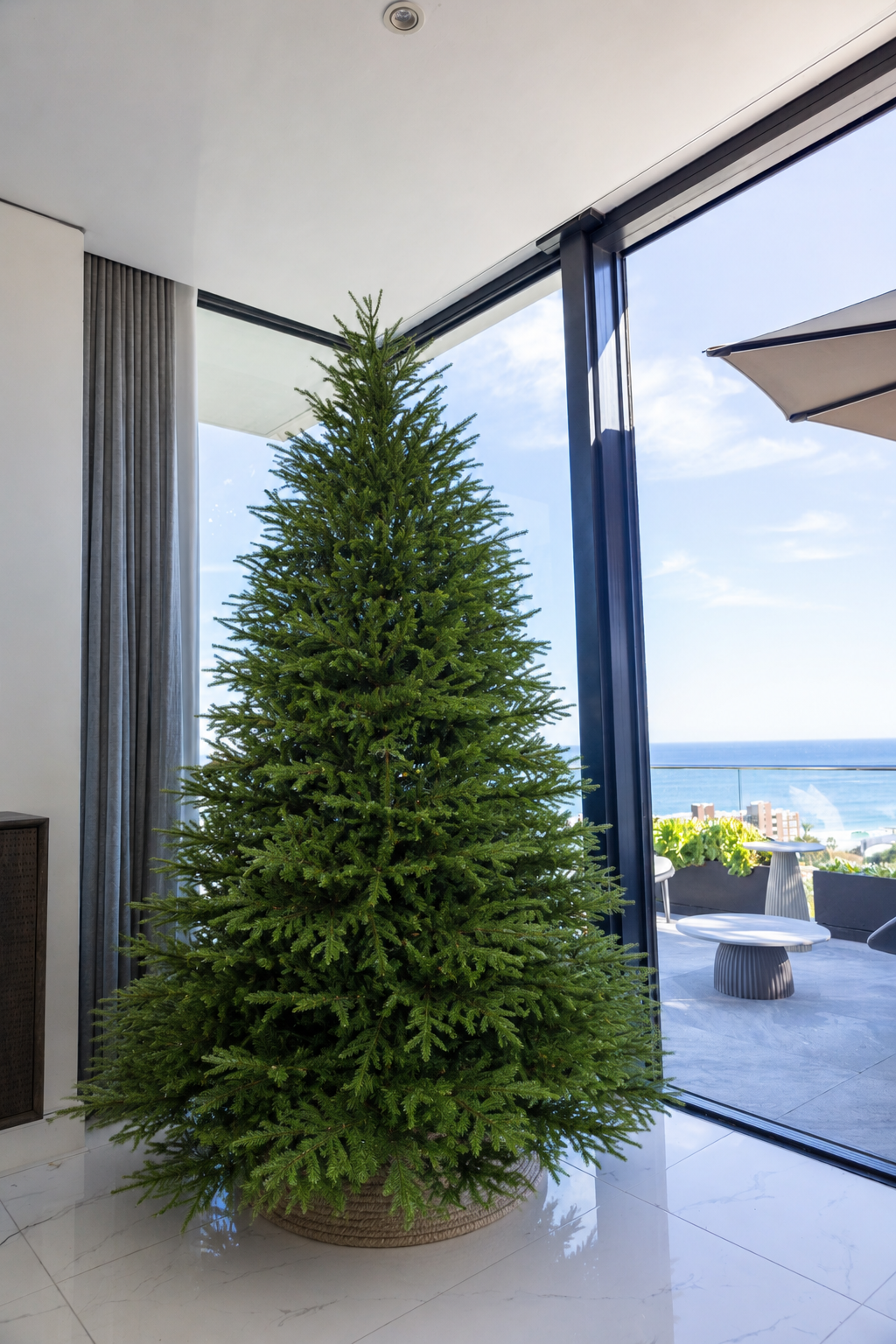 Premium un-decorated Christmas Tree